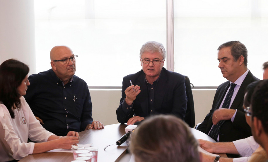 O Governo do Estado entregou nesta quinta-feira (20) uma proposta aos sindicatos dos servidores estaduais para colocar fim aos movimentos grevistas no serviço público. Em reunião no Palácio Iguaçu, foi apresentado um termo do acordo propondo a retirada do artigo 33 da mensagem 43, enviada para a Assembleia Legislativa no final de setembro.