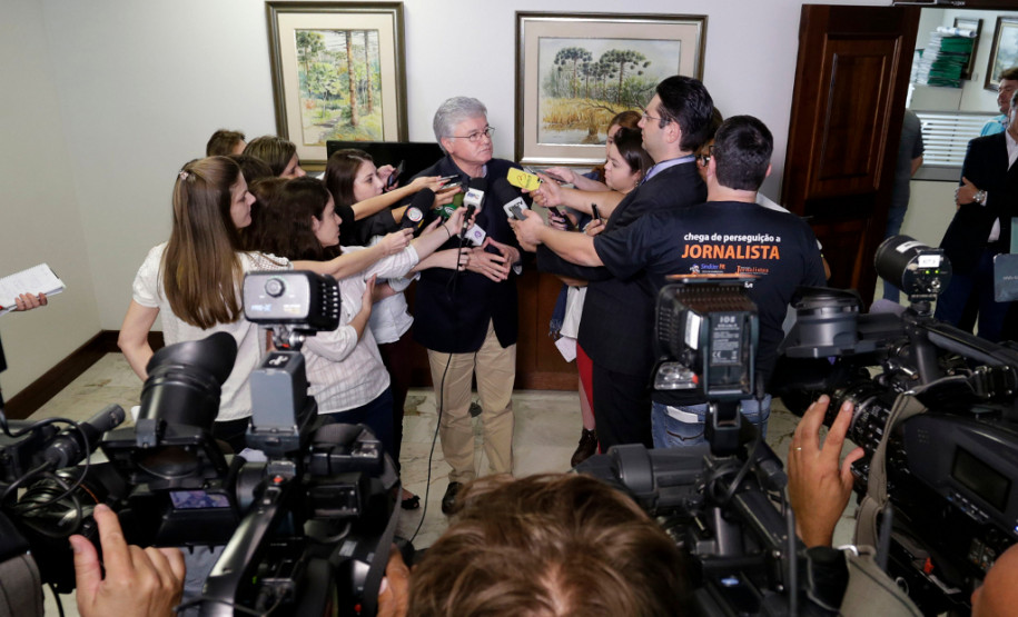 O Governo do Estado entregou nesta quinta-feira (20) uma proposta aos sindicatos dos servidores estaduais para colocar fim aos movimentos grevistas no serviço público. Em reunião no Palácio Iguaçu, foi apresentado um termo do acordo propondo a retirada do artigo 33 da mensagem 43, enviada para a Assembleia Legislativa no final de setembro.