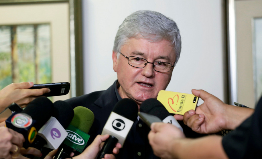 O Governo do Estado entregou nesta quinta-feira (20) uma proposta aos sindicatos dos servidores estaduais para colocar fim aos movimentos grevistas no serviço público. Em reunião no Palácio Iguaçu, foi apresentado um termo do acordo propondo a retirada do artigo 33 da mensagem 43, enviada para a Assembleia Legislativa no final de setembro.