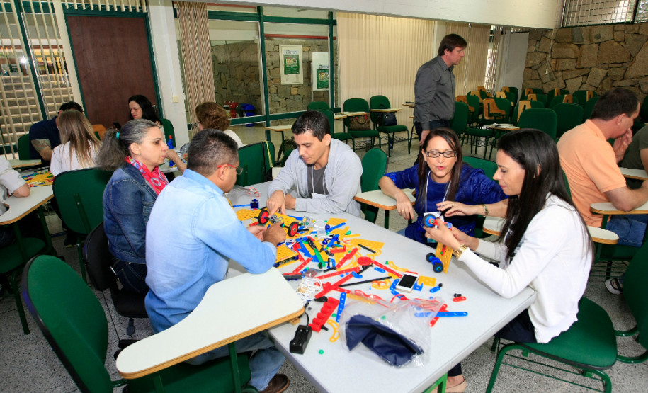O curso, que começou na quinta-feira (20), tem duração de 20 horas que serão somadas ao plano de carreira dos profissionais, conforme o item três do programa Minha Escola Tem Ação (Meta), da Secretaria da Educação, que prevê a oferta de cursos para a formação continuada aos profissionais da educação aliados aos planos de ação da pasta.