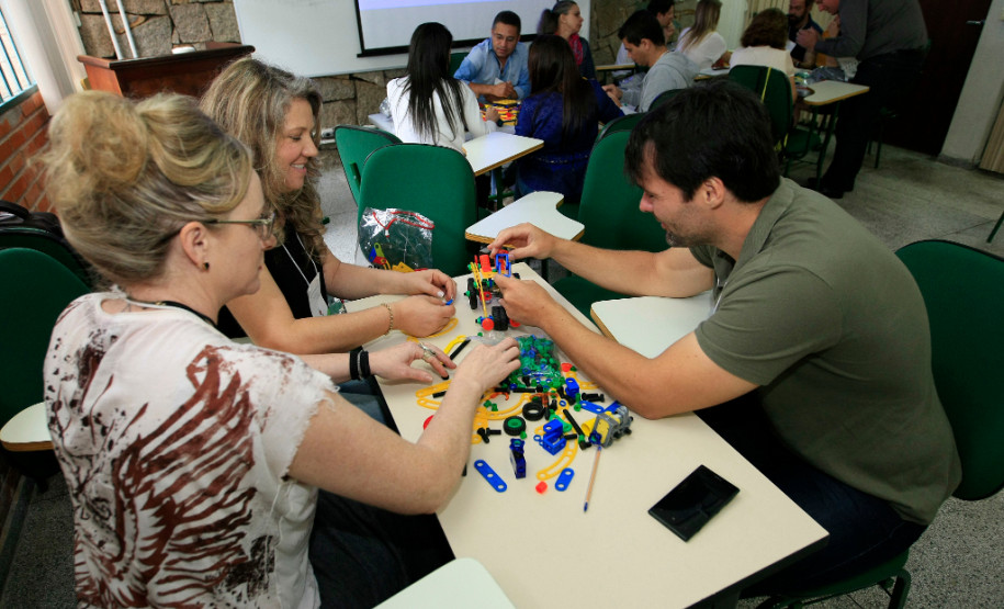 O curso, que começou na quinta-feira (20), tem duração de 20 horas que serão somadas ao plano de carreira dos profissionais, conforme o item três do programa Minha Escola Tem Ação (Meta), da Secretaria da Educação, que prevê a oferta de cursos para a formação continuada aos profissionais da educação aliados aos planos de ação da pasta.