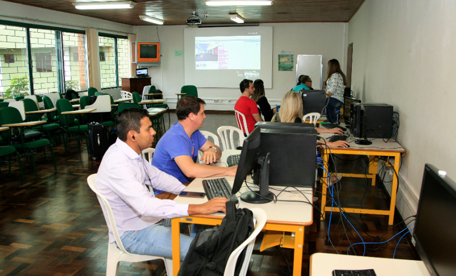 O curso, que começou na quinta-feira (20), tem duração de 20 horas que serão somadas ao plano de carreira dos profissionais, conforme o item três do programa Minha Escola Tem Ação (Meta), da Secretaria da Educação, que prevê a oferta de cursos para a formação continuada aos profissionais da educação aliados aos planos de ação da pasta.