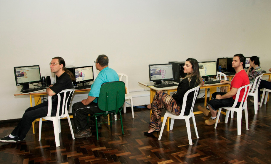 O curso, que começou na quinta-feira (20), tem duração de 20 horas que serão somadas ao plano de carreira dos profissionais, conforme o item três do programa Minha Escola Tem Ação (Meta), da Secretaria da Educação, que prevê a oferta de cursos para a formação continuada aos profissionais da educação aliados aos planos de ação da pasta.