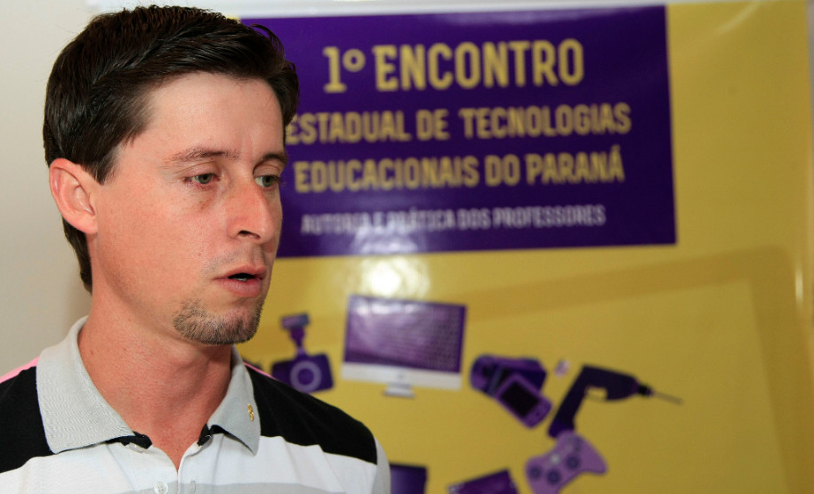 No Colégio Estadual João Ferreira Neves, em Palmital, (no centro do Estado), o professor do curso de informática, Marcelo Fernando Silvestre, desenvolve com cerca de 90 estudantes o projeto Arremesso de Celular, em que promove, uma vez por ano, atividades esportivas com materiais eletrônicos doados pela comunidade