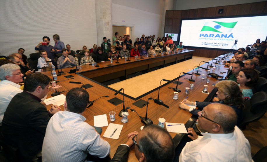 Um grupo de cerca de 300 pais, diretores, pedagogos, professores e integrantes de movimento sociais estiveram reunidos neste domingo (23), no Palácio Iguaçu, com representantes do Governo do Estado para reivindicar medidas para por fim às invasões das escolas públicas. Eles foram recebidos pelo chefe da Casa Civil, Valdir Rossoni, e pelos secretários Ana Seres (Educação), Wagner Mesquita (Segurança Pública) e Márcio Villela (Comunicação), além do procurador-geral do Estado, Paulo Rosso.