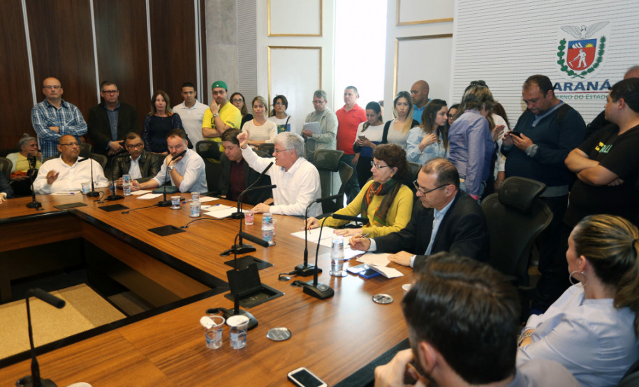 Um grupo de cerca de 300 pais, diretores, pedagogos, professores e integrantes de movimento sociais estiveram reunidos neste domingo (23), no Palácio Iguaçu, com representantes do Governo do Estado para reivindicar medidas para por fim às invasões das escolas públicas. Eles foram recebidos pelo chefe da Casa Civil, Valdir Rossoni, e pelos secretários Ana Seres (Educação), Wagner Mesquita (Segurança Pública) e Márcio Villela (Comunicação), além do procurador-geral do Estado, Paulo Rosso.