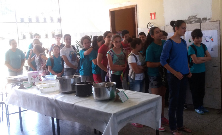 Os estudantes do Colégio Estadual do Campo Bituva da Campinas, Fernandes Pinheiro, Centro-Sul do Estado, estão participando de diversas atividades sobre a importância da educação alimentar. Durante este mês, a escola promove ações para comemorar o Dia Mundial da Alimentação (16 de outubro) e o Dia da Merendeira (30 de outubro).