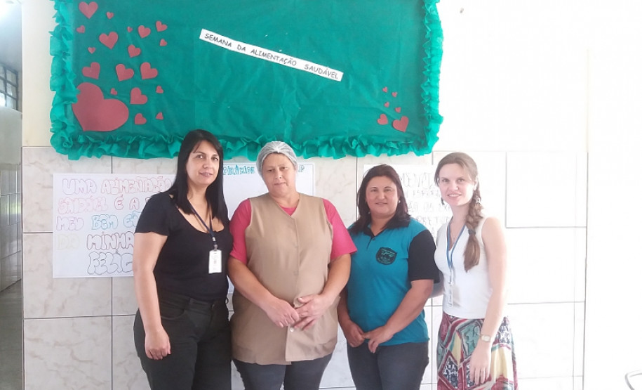 Os estudantes do Colégio Estadual do Campo Bituva da Campinas, Fernandes Pinheiro, Centro-Sul do Estado, estão participando de diversas atividades sobre a importância da educação alimentar. Durante este mês, a escola promove ações para comemorar o Dia Mundial da Alimentação (16 de outubro) e o Dia da Merendeira (30 de outubro).