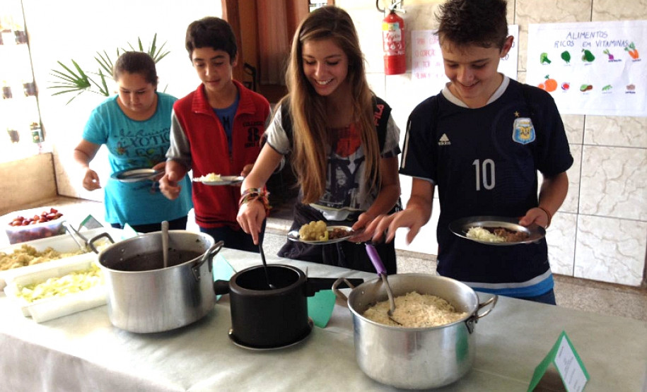Os estudantes do Colégio Estadual do Campo Bituva da Campinas, Fernandes Pinheiro, Centro-Sul do Estado, estão participando de diversas atividades sobre a importância da educação alimentar. Durante este mês, a escola promove ações para comemorar o Dia Mundial da Alimentação (16 de outubro) e o Dia da Merendeira (30 de outubro).