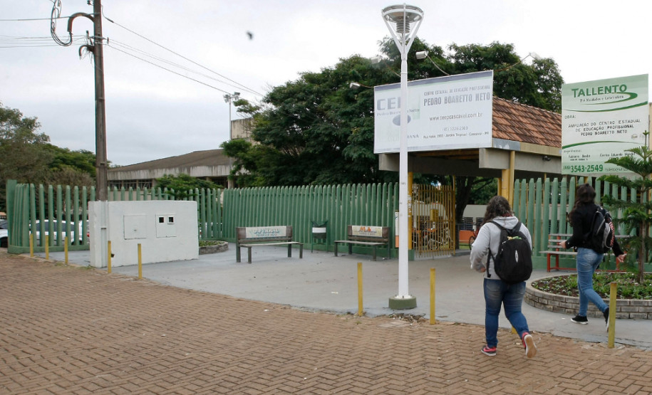Estudantes, pais, professores e representantes da comunidade do Centro Estadual de Educação Profissional Pedro Boaretto Neto, também em Cascavel, criaram o grupo “Desocupa Cascavel” para dialogar com os manifestantes