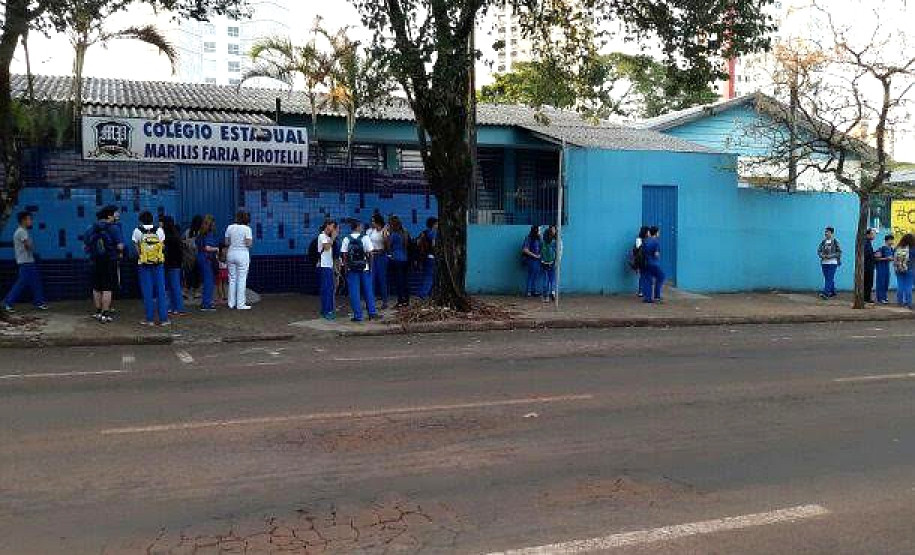 Em Cascavel, no Oeste, pais e responsáveis contrários acompanham as aulas nos períodos diurno e noturno para impedir que o Colégio Estadual Marilis Piroteli seja ocupado novamente e as atividades interrompidas