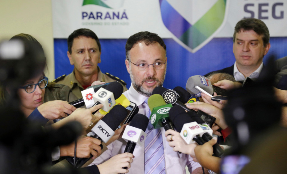 Secretário da Segurança Pública, Wagner Mesquita, durante coletiva de imprensa sobre a morte do estudante no Colégio Estadual Santa Felicidade.