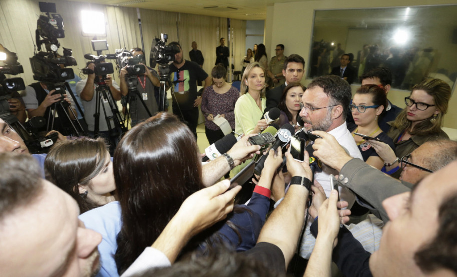 Secretário da Segurança Pública, Wagner Mesquita, durante coletiva de imprensa sobre a morte do estudante no Colégio Estadual Santa Felicidade.