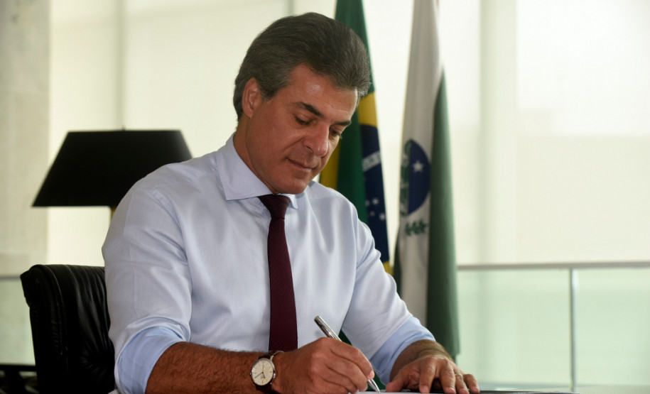 O governador Beto Richa determinou nesta quarta-feira (26) que o pagamento dos vencimentos dos servidores públicos estaduais relativos ao mês de outubro seja antecipado para sexta-feira (28). Desta forma, o crédito de aproximadamente R$ 1,6 bilhão, que seria feito apenas na segunda-feira, será antecipado em três dias.
