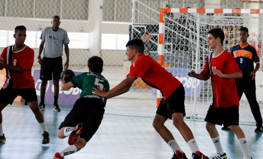 A prorrogação do calendário escolar devido às invasões das escolas públicas forçou o cancelamento da fase final dos Jogos da Juventude Divisão A que aconteceria de 2 a 11 de dezembro, em Curitiba.