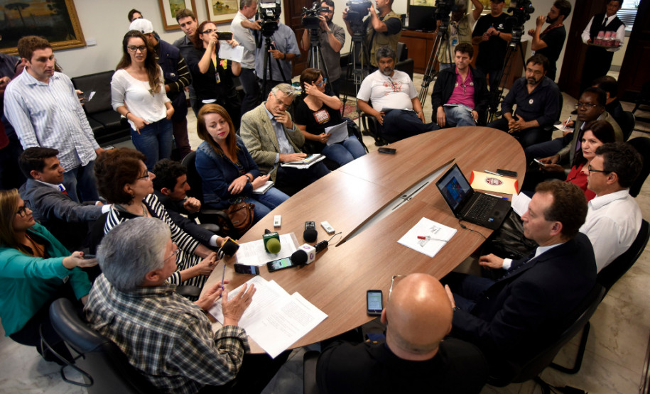 O Governo do Estado reafirmou nesta quarta-feira (26) a disposição para o diálogo com servidores e reabriu as negociações sobre questões salariais do funcionalismo e o encerramento das greves.