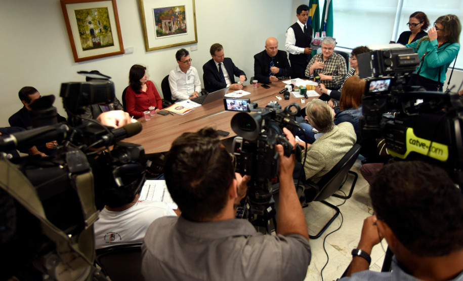 O Governo do Estado reafirmou nesta quarta-feira (26) a disposição para o diálogo com servidores e reabriu as negociações sobre questões salariais do funcionalismo e o encerramento das greves.