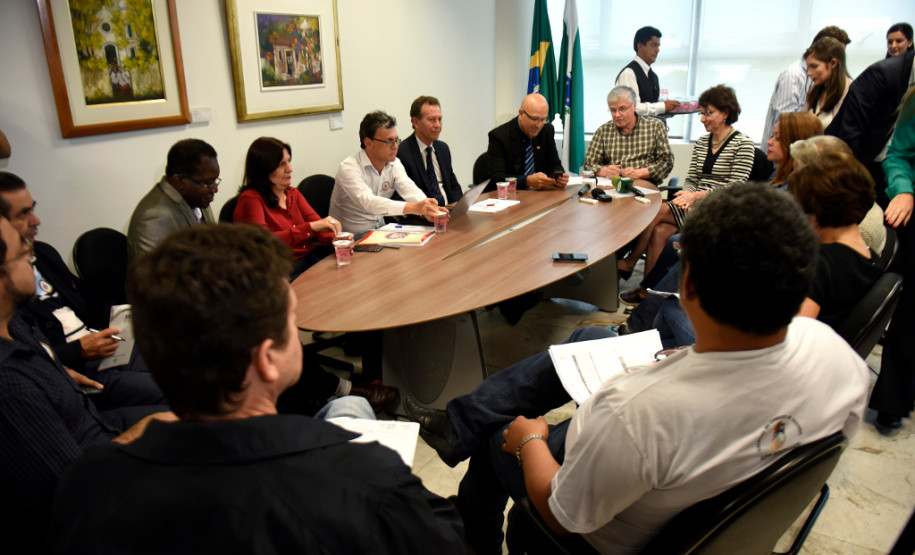 O Governo do Estado reafirmou nesta quarta-feira (26) a disposição para o diálogo com servidores e reabriu as negociações sobre questões salariais do funcionalismo e o encerramento das greves.