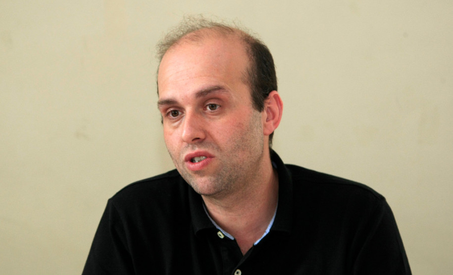 A nova versão determina que as escolas que optarem por 15 horas devem obrigatoriamente destinar quatro horas para a disciplina de português e quatro para matemática