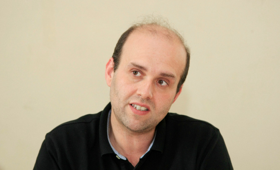 A nova versão determina que as escolas que optarem por 15 horas devem obrigatoriamente destinar quatro horas para a disciplina de português e quatro para matemática