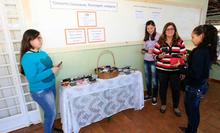 A Secretaria de Estado da Educação vai aderir ao novo formato do programa Novo Mais Educação, proposto pelo Ministério da Educação. No Paraná, serão beneficiados mais de 12 mil alunos das séries finais do ensino fundamental, divididos em 486 turmas em todas as regiões do Estado.<br />
<br />
O novo formato é focado nas disciplinas de língua portuguesa e matemática, com o objetivo de garantir que esses estudantes tenham domínio pleno de leitura, escrita e cálculo.