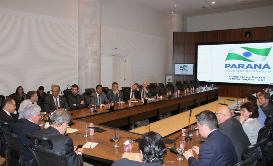 O chefe da Casa Civil do Governo do Estado, Valdir Rossoni, se reuniu na noite de segunda-feira (31) com representantes do Ministério Público do Paraná, da Ordem dos Advogados do Brasil (OAB-PR) e da Defensoria Pública para discutir soluções para as ocupações de escolas da rede estadual.