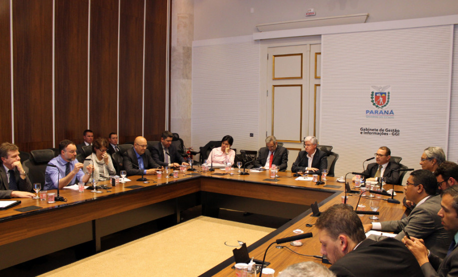 O chefe da Casa Civil do Governo do Estado, Valdir Rossoni, se reuniu na noite de segunda-feira (31) com representantes do Ministério Público do Paraná, da Ordem dos Advogados do Brasil (OAB-PR) e da Defensoria Pública para discutir soluções para as ocupações de escolas da rede estadual.
