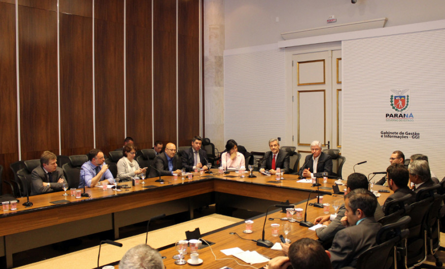 O chefe da Casa Civil do Governo do Estado, Valdir Rossoni, se reuniu na noite de segunda-feira (31) com representantes do Ministério Público do Paraná, da Ordem dos Advogados do Brasil (OAB-PR) e da Defensoria Pública para discutir soluções para as ocupações de escolas da rede estadual.