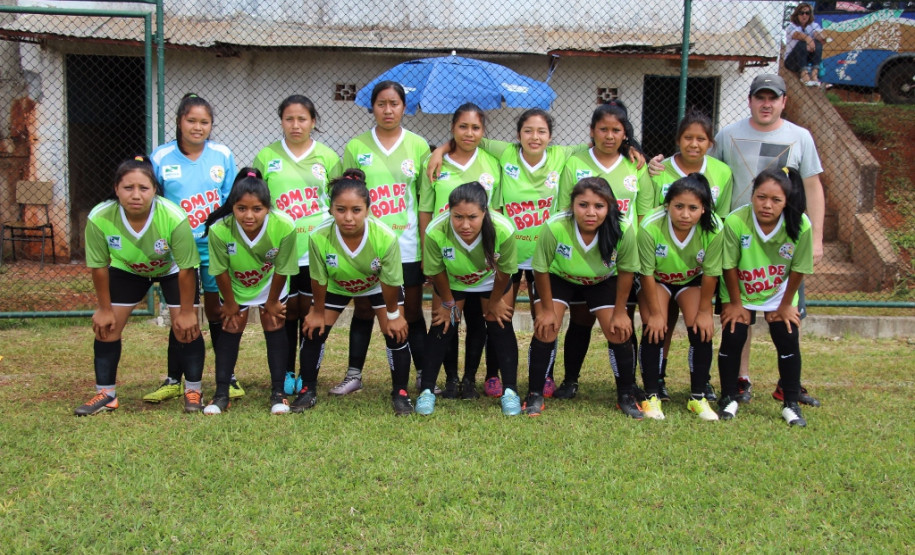 Equipes indígenas participam da final do Bom de Bola Equipe do Colégio Estadual Indígena Rio das Cobras, de Nova Laranjeiras.