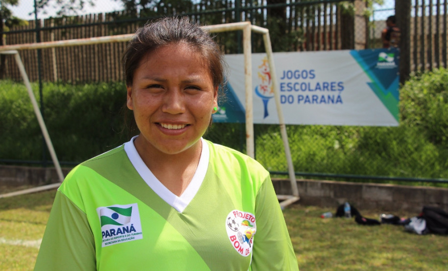 Equipes indígenas participam da final do Bom de Bola Para a meio-campista Nayara, do Colégio Estadual Indígena Rio das Cobras, participar dos jogos é ter mais conhecimento. “Fazemos um bom relacionamento com os outros povos e acho bonito eles virem conversar com a gente e nos perguntar como é a nossa a vida na reserva. Gosto de jogar, é meu último ano, mas quero continuar praticando esportes”, disse.