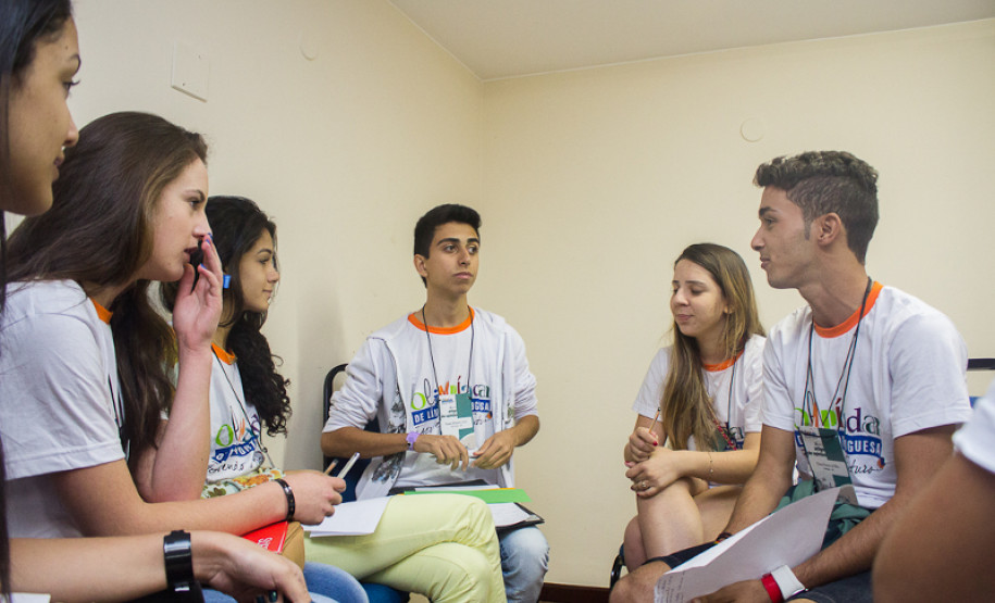 O Paraná terá duas representantes na final da 5° edição da Olimpíada Brasileira de Língua Portuguesa “Escrevendo o Futuro”, que acontecerá em Brasília nos dias 13 e 14 de dezembro. As estudantes Crislaine Letícia Vereta, de 17 anos, e Giovana Gomes Porn, 16 anos, vão representar a rede estadual de ensino na categoria de artigos de opinião.