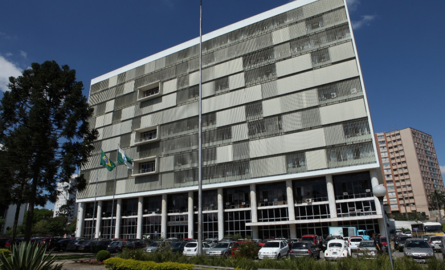 O Governo do Paraná, por meio da Procuradoria Geral do Estado (PGE), obteve nesta quarta-feira (2) liminar que impede invasão, pelos estudantes, do Núcleo Regional de Educação de Ponta Grossa. A ação pedindo interdito proibitório foi proposta em razão de áudio transmitido via aplicativo WhatsApp, em que um suposto estudante falava de decisão por assembleia para ocupação do espaço nesta quinta-feira (3).