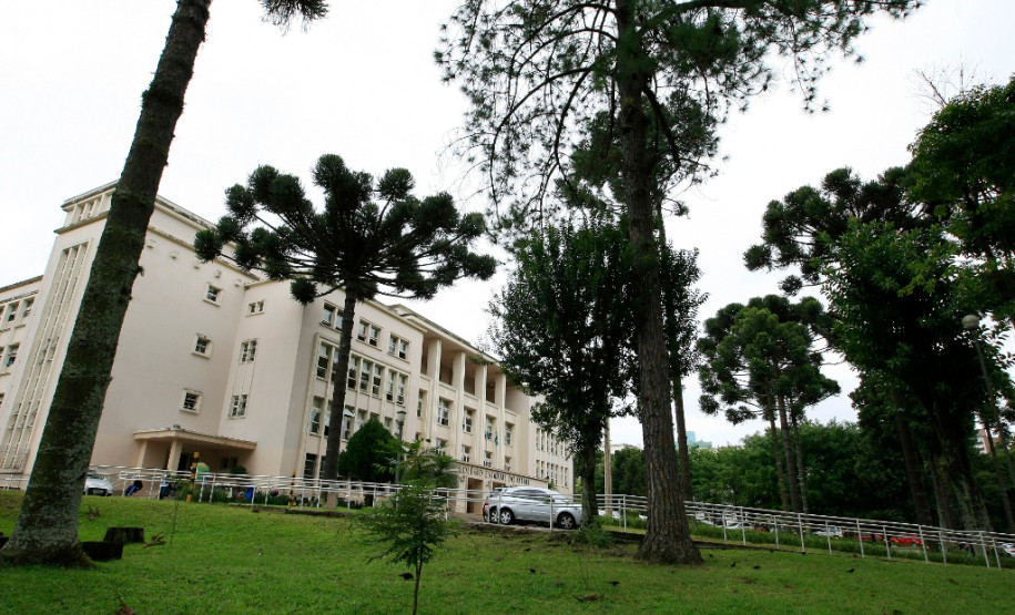 O Governo do Paraná, por meio da Procuradoria-Geral do Estado, conseguiu liminar nesta quinta-feira (3), determinando o cumprimento de reintegração de posse do Colégio Estadual do Paraná e estendendo a mesma decisão para outras 43 escolas estaduais que ainda estão invadidas em Curitiba