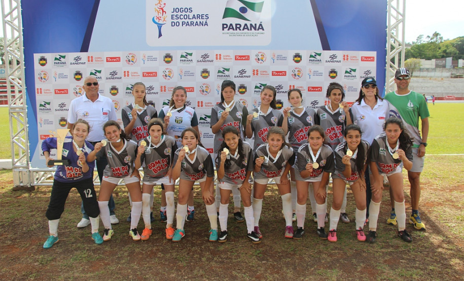 Escola Estadual Nereu Ramos (Manoel Ribas), campeão no feminino B.