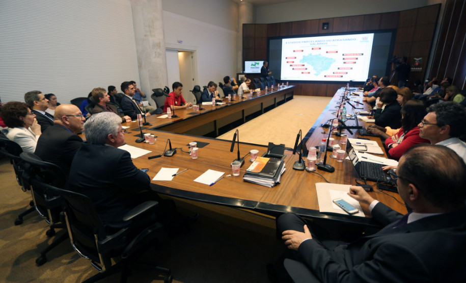 Cálculos apresentados pelo Governo do Estado, durante reunião com sindicatos de servidores, nesta segunda-feira (07), mostram que, mesmo sem reajuste em 2017, o funcionalismo terá ganho real por meio do pagamento de promoções e progressões previstas. Durante a reunião, o secretário da Fazenda, Mauro Ricardo, e o chefe da Casa Civil, Valdir Rossoni, falaram sobre as finanças estaduais e a ressaltaram a importância de o Paraná manter o equilíbrio financeiro.