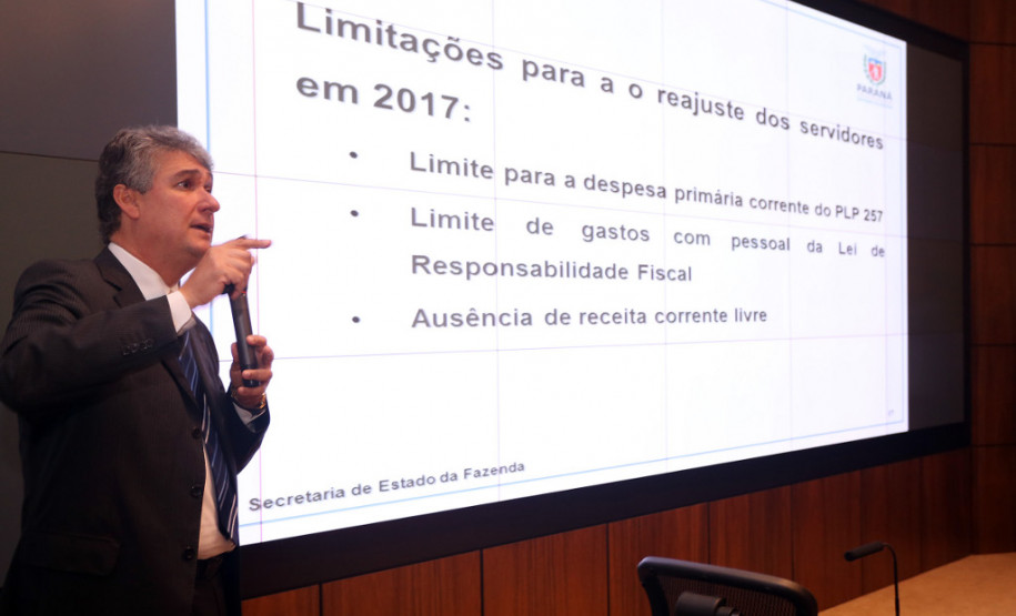 Cálculos apresentados pelo Governo do Estado, durante reunião com sindicatos de servidores, nesta segunda-feira (07), mostram que, mesmo sem reajuste em 2017, o funcionalismo terá ganho real por meio do pagamento de promoções e progressões previstas. Durante a reunião, o secretário da Fazenda, Mauro Ricardo, e o chefe da Casa Civil, Valdir Rossoni, falaram sobre as finanças estaduais e a ressaltaram a importância de o Paraná manter o equilíbrio financeiro.