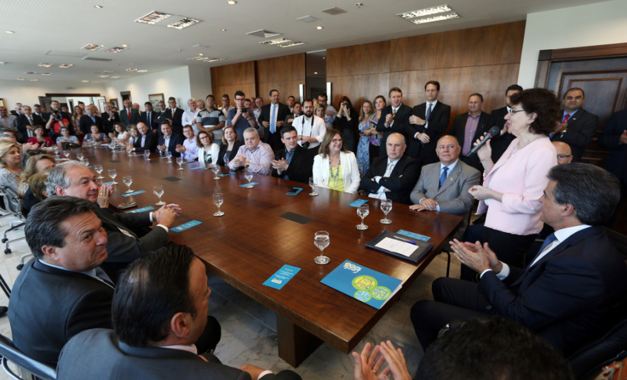 O governador Beto Richa autorizou nesta terça-feira (8), em solenidade com a presença dos 32 chefes de Núcleos Regionais de Educação, estudantes e diretores de escolas, o início dos repasses de recurso para as escolas selecionadas no programa Escola 1000. São R$ 100 milhões do orçamento do Estado, divididos entre mil colégios estaduais de todas as regiões do Paraná.