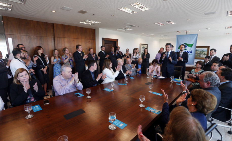 O governador Beto Richa autorizou nesta terça-feira (8), em solenidade com a presença dos 32 chefes de Núcleos Regionais de Educação, estudantes e diretores de escolas, o início dos repasses de recurso para as escolas selecionadas no programa Escola 1000. São R$ 100 milhões do orçamento do Estado, divididos entre mil colégios estaduais de todas as regiões do Paraná.