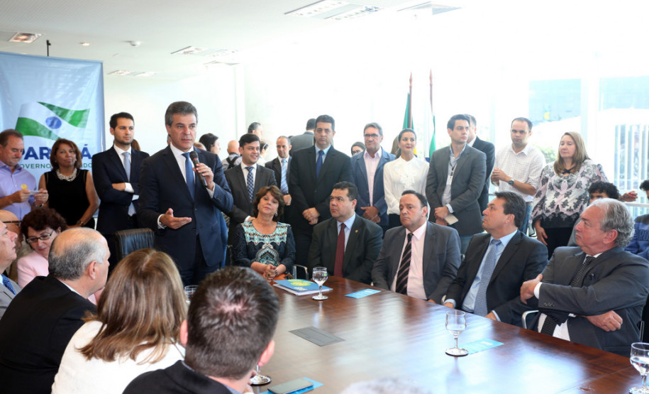 O governador Beto Richa autorizou nesta terça-feira (8), em solenidade com a presença dos 32 chefes de Núcleos Regionais de Educação, estudantes e diretores de escolas, o início dos repasses de recurso para as escolas selecionadas no programa Escola 1000. São R$ 100 milhões do orçamento do Estado, divididos entre mil colégios estaduais de todas as regiões do Paraná.