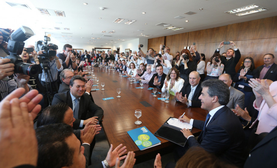 O governador Beto Richa autorizou nesta terça-feira (8), em solenidade com a presença dos 32 chefes de Núcleos Regionais de Educação, estudantes e diretores de escolas, o início dos repasses de recurso para as escolas selecionadas no programa Escola 1000. São R$ 100 milhões do orçamento do Estado, divididos entre mil colégios estaduais de todas as regiões do Paraná.