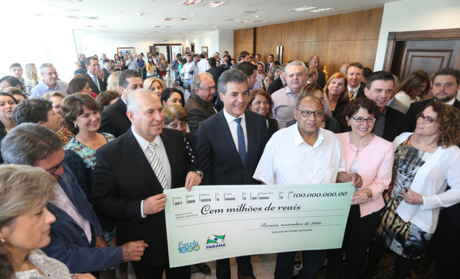 O governador Beto Richa autorizou nesta terça-feira (8), em solenidade com a presença dos 32 chefes de Núcleos Regionais de Educação, estudantes e diretores de escolas, o início dos repasses de recurso para as escolas selecionadas no programa Escola 1000. São R$ 100 milhões do orçamento do Estado, divididos entre mil colégios estaduais de todas as regiões do Paraná.
