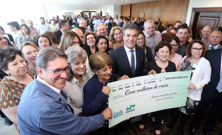 O governador Beto Richa autorizou nesta terça-feira (8), em solenidade com a presença dos 32 chefes de Núcleos Regionais de Educação, estudantes e diretores de escolas, o início dos repasses de recurso para as escolas selecionadas no programa Escola 1000. São R$ 100 milhões do orçamento do Estado, divididos entre mil colégios estaduais de todas as regiões do Paraná.
