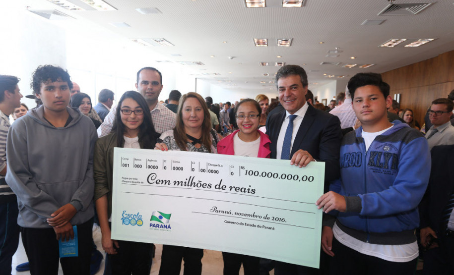 O governador Beto Richa autorizou nesta terça-feira (8), em solenidade com a presença dos 32 chefes de Núcleos Regionais de Educação, estudantes e diretores de escolas, o início dos repasses de recurso para as escolas selecionadas no programa Escola 1000. São R$ 100 milhões do orçamento do Estado, divididos entre mil colégios estaduais de todas as regiões do Paraná.