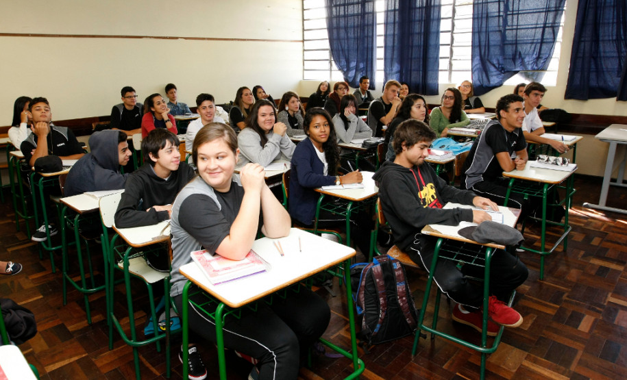 Estudantes maiores de 18 anos e os pais ou responsáveis pelos menores devem comparecer às escolas para confirmar a rematrícula.