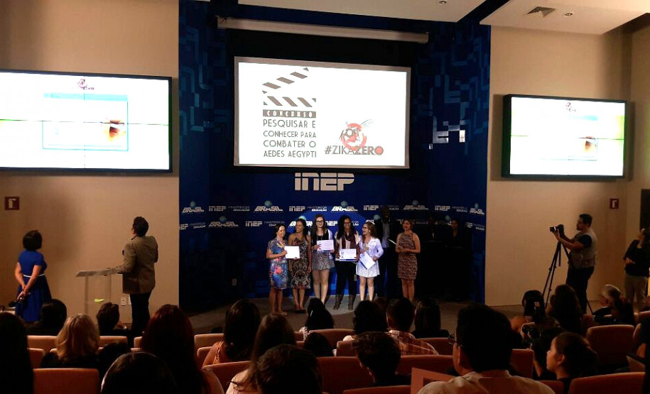 As estudantes Nicolly Lirman, 16 anos, Sally Alana Spack, 15 anos, e Giovana Cavallim, 16 anos, do 2° ano do ensino médio do Colégio Estadual Sagrada Família, de Campo Largo (Região Metropolitana de Curitiba), foram recebidas nesta terça-feira (8), em Brasília, pelo ministro da Educação, Mendonça Filho