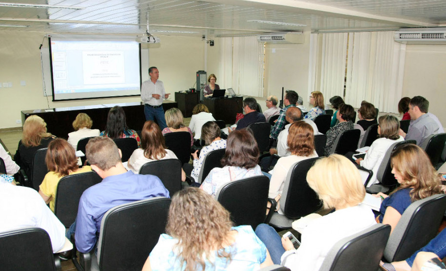 A secretária de Estado da Educação, professora Ana Seres, reuniu em Curitiba nesta terça (8) e quarta-feira (9) os 32 chefes dos Núcleos Regionais da Educação para alinhar as ações administrativas após o encerramento da greve dos professores e as invasões, que estão reduzindo. A intenção é garantir que a volta às aulas e a rotina escolar ocorram com tranquilidade.