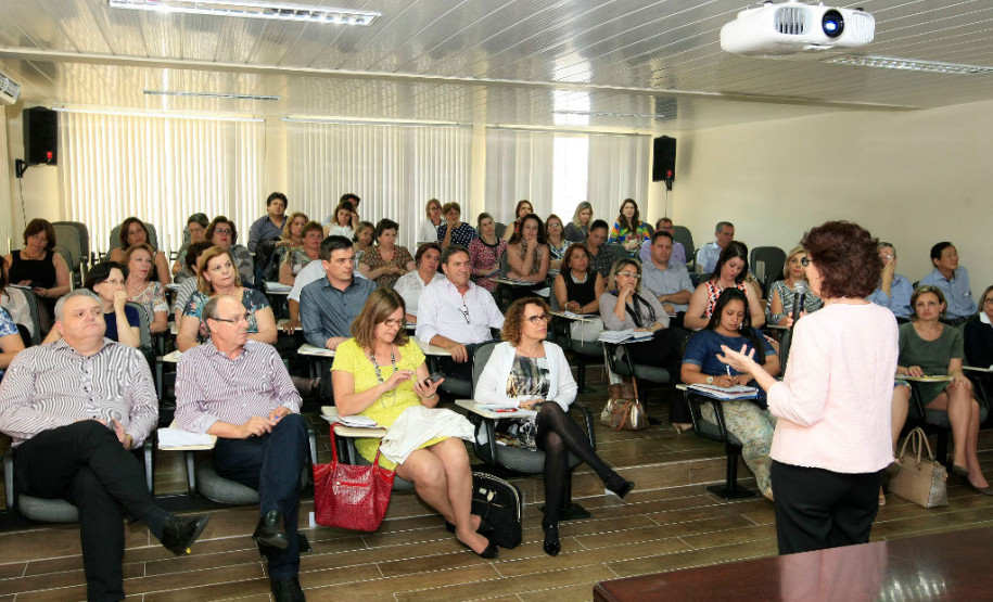 A secretária de Estado da Educação, professora Ana Seres, reuniu em Curitiba nesta terça (8) e quarta-feira (9) os 32 chefes dos Núcleos Regionais da Educação para alinhar as ações administrativas após o encerramento da greve dos professores e as invasões, que estão reduzindo. A intenção é garantir que a volta às aulas e a rotina escolar ocorram com tranquilidade.
