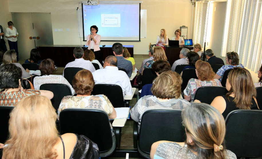 A secretária de Estado da Educação, professora Ana Seres, reuniu em Curitiba nesta terça (8) e quarta-feira (9) os 32 chefes dos Núcleos Regionais da Educação para alinhar as ações administrativas após o encerramento da greve dos professores e as invasões, que estão reduzindo. A intenção é garantir que a volta às aulas e a rotina escolar ocorram com tranquilidade.