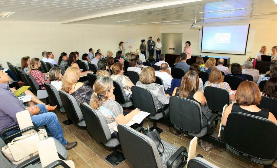 A secretária de Estado da Educação, professora Ana Seres, reuniu em Curitiba nesta terça (8) e quarta-feira (9) os 32 chefes dos Núcleos Regionais da Educação para alinhar as ações administrativas após o encerramento da greve dos professores e as invasões, que estão reduzindo. A intenção é garantir que a volta às aulas e a rotina escolar ocorram com tranquilidade.
