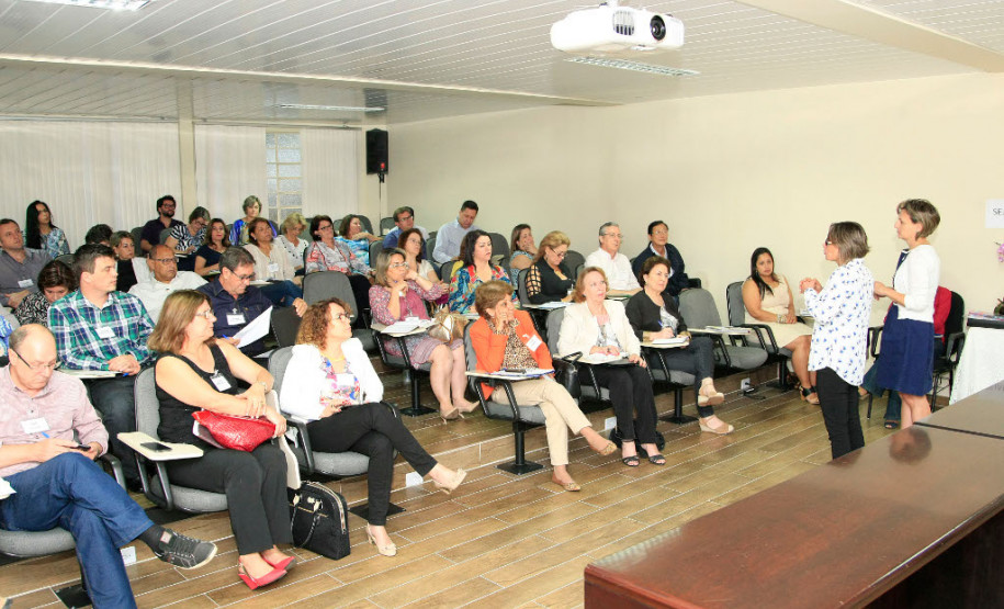 A secretária de Estado da Educação, professora Ana Seres, reuniu em Curitiba nesta terça (8) e quarta-feira (9) os 32 chefes dos Núcleos Regionais da Educação para alinhar as ações administrativas após o encerramento da greve dos professores e as invasões, que estão reduzindo. A intenção é garantir que a volta às aulas e a rotina escolar ocorram com tranquilidade.